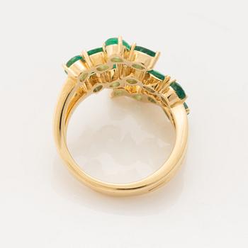 Ring med päronformade smaragder.