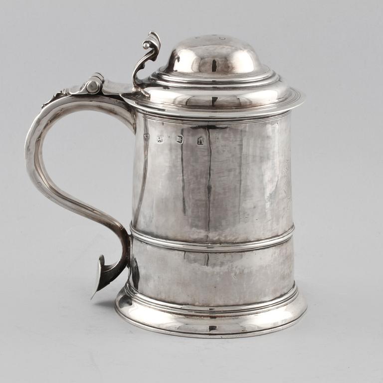 DRYCKESKANNA, silver, Richard Burcombe, London, 1735. Vikt 770 g.