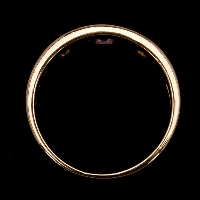 RING, guld 18K, briljantslipade diamanter 2 x 0,20 ct, safir. Ceson, Göteborg 1980. Vikt 6,7 g.