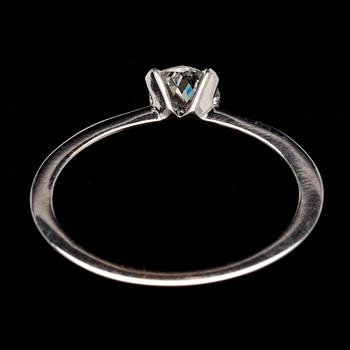 RING, vitguld 14K, gammalslipad diamant 0,46 ct, sidostenar tot. 0,10 ct. Vikt 3,1 g.