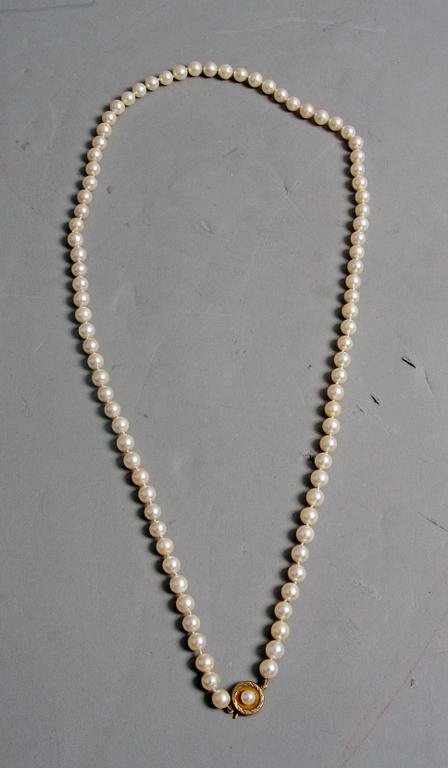COLLIER, odlade pärlor m lås i förgyllt silver.