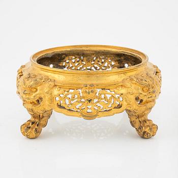 Ställ, patinerad brons. Kina, troligen sen Qing dynasti.