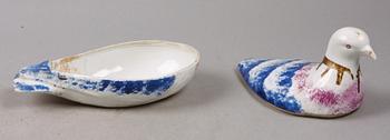 LOCKASK. Porslin. I form av duva. 1800-tal.