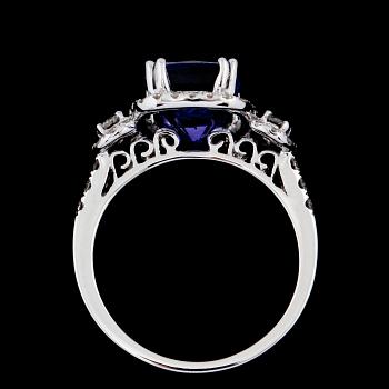 RING, 18k vitguld med fasettslipad tanzanit, 3.80 ct samt briljantslipade diamanter, 0.49 ct. Vikt 4,5 g.