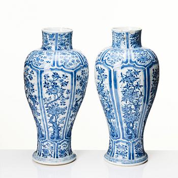 A pair of blue and white vases, Qing dynasty, Kangxi (1662-1722).