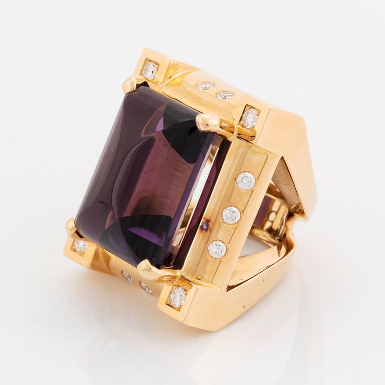 An 18K gold Acchinelli ring set with a faceted amethyst and round brilliant-cut diamonds.