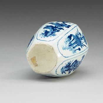 A blue and white vase, Qing dynasty, Kangxi (1662-1722).