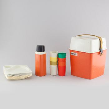 A "Taffel" plastic picnic set, designed by Sigvard Bernadotte and Acton Bjørn for Husqvarna Borstfabrik, 1960/70s.