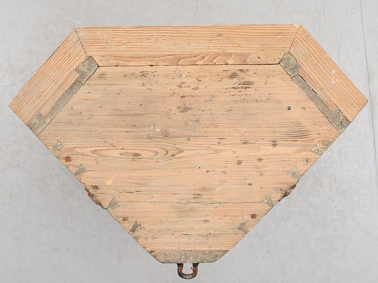 HÄNGSKÅP, 1800-tal.
