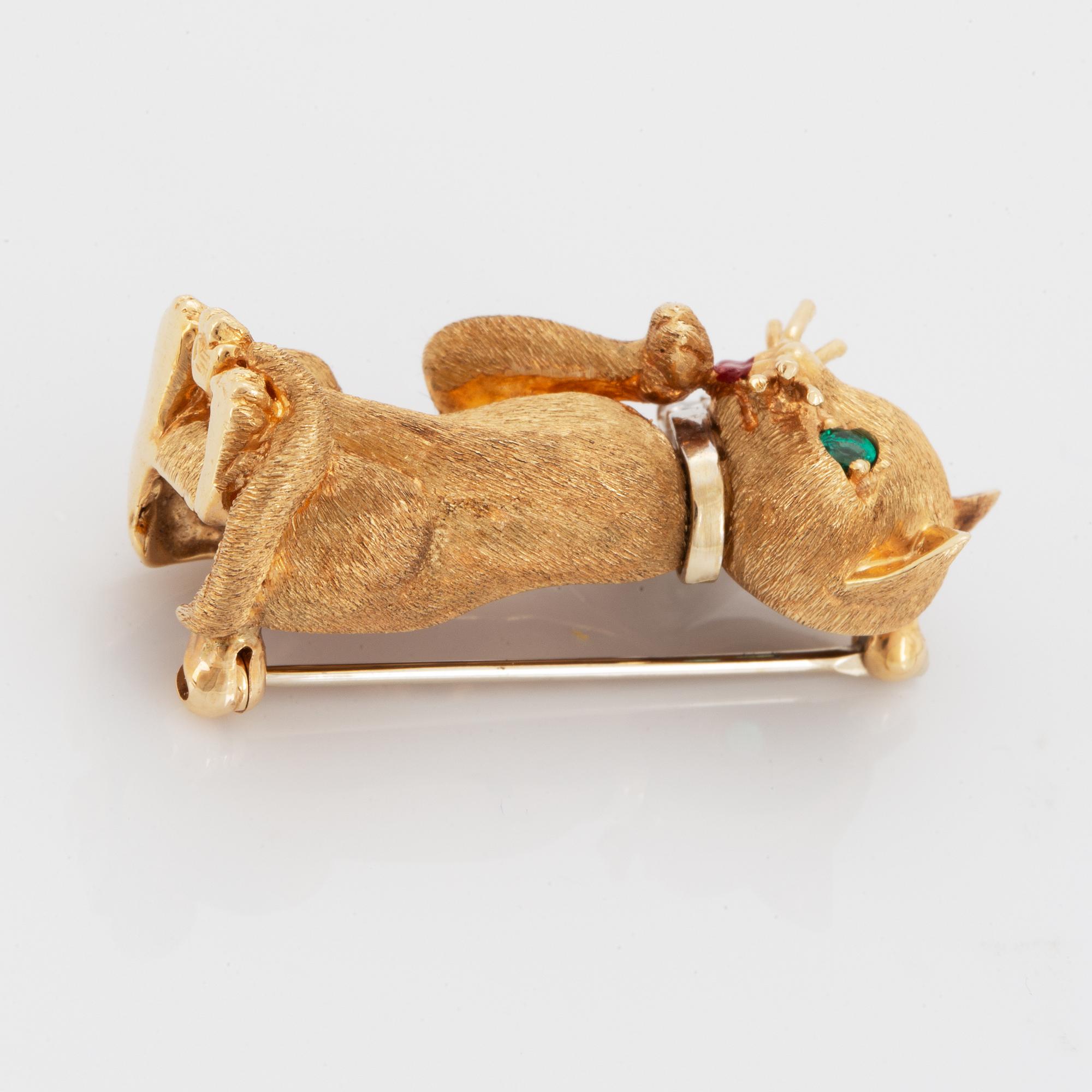 KATTBROSCH, Dankner, med runda briljantslipade diamanter och smaragder.