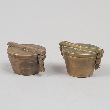 Viktsatser, 2 st, Fredric Mossberg, Södermanlands län, 1820, samt Carl Fredric Gleisman, Stockholm, 1831.