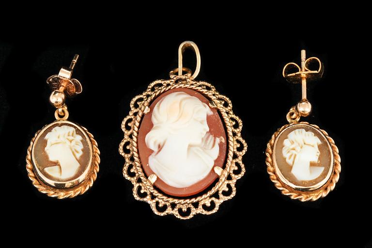 HÄNGE, samt ÖRHÄNGEN, ett par. 18k guld med sk. Camé. Vikt tot 6,7 g.