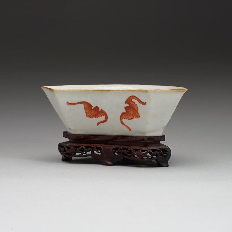 A famille rose bowl, Qing dynasty late 19th century.