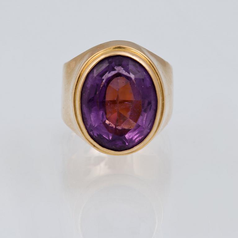RING, 18K guld samt ovalslipad ametist. Henry Monsen, Linköping, 1973. Vikt 11,8 gram.
