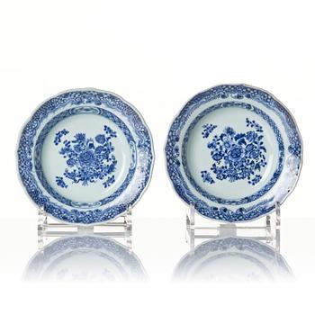 A blue and white bowl and six dessert dishes, Qing dynasty, Qianlong (1736-95).