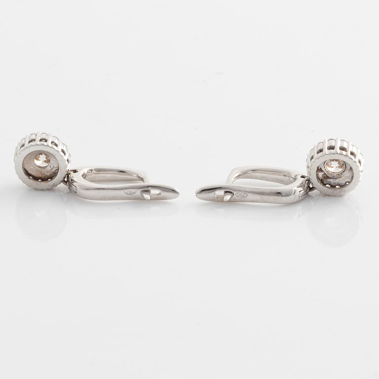 Earrings with light brown brilliant-cut diamonds.