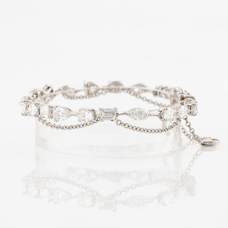 Armband 18K vitguld med diamanter i olika slipformer.