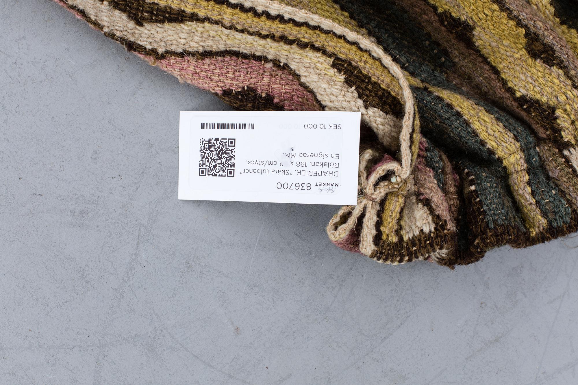 DRAPERIER. "Skära tulpaner". Rölakan. 198 x 88 cm/styck. En signerad MMF.