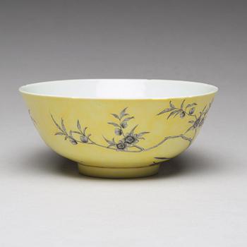 A yellow glazed grisaille bowl and spoon, Qing dynasty, Guangxu period (1875-1908).