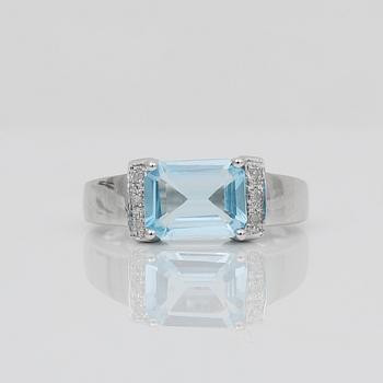 RING, 14K vitguld med smaragslipad topas ca 2,51 ct och  små åttkantslipade diamanter ca 0,04 ct. Vikt ca 3,89 g.
