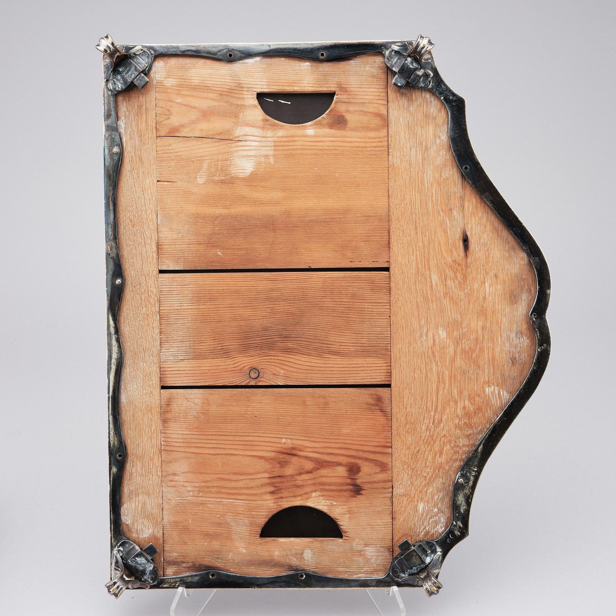 Bordsplateau, tre delar, i argent haché, 1700-tal.