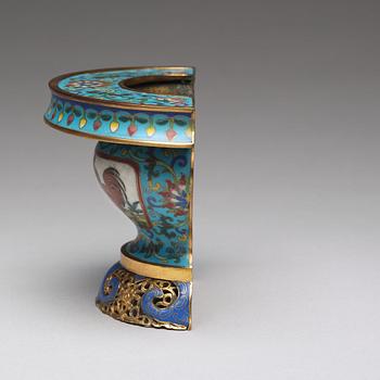 A cloisonné wall vase, late Qing dynasty.