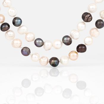 COLLIER, 2 st, odlade vita och grå sötvattenpärlor.