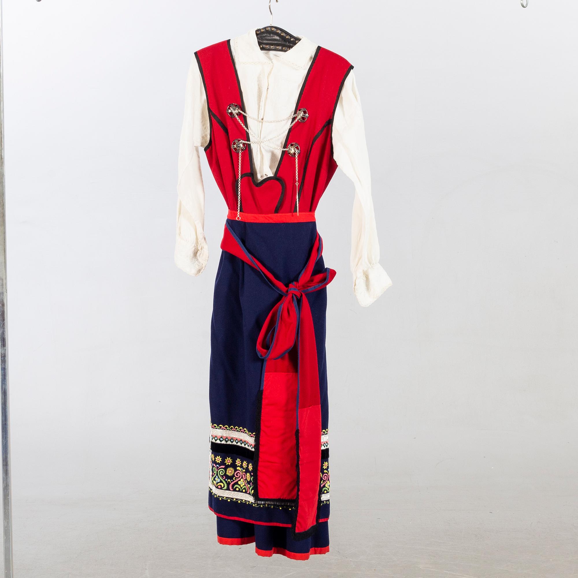 FOLKDRÄKT. Värendsdräkt år 1963 med dräktsmycken.