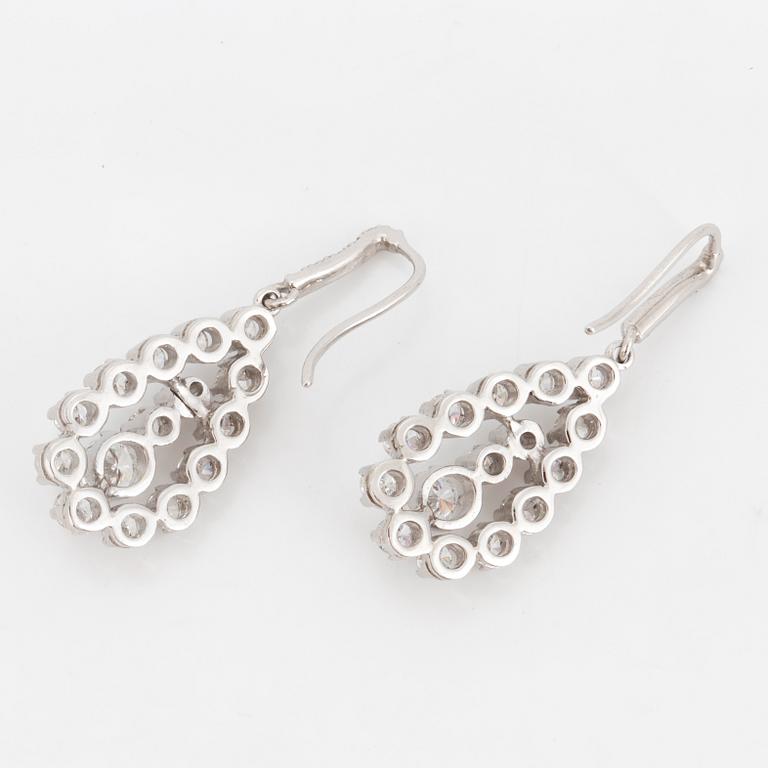 EARRINGS, 18 carat white gold with diamonds approx. 2.50 cts, pear-shaped.