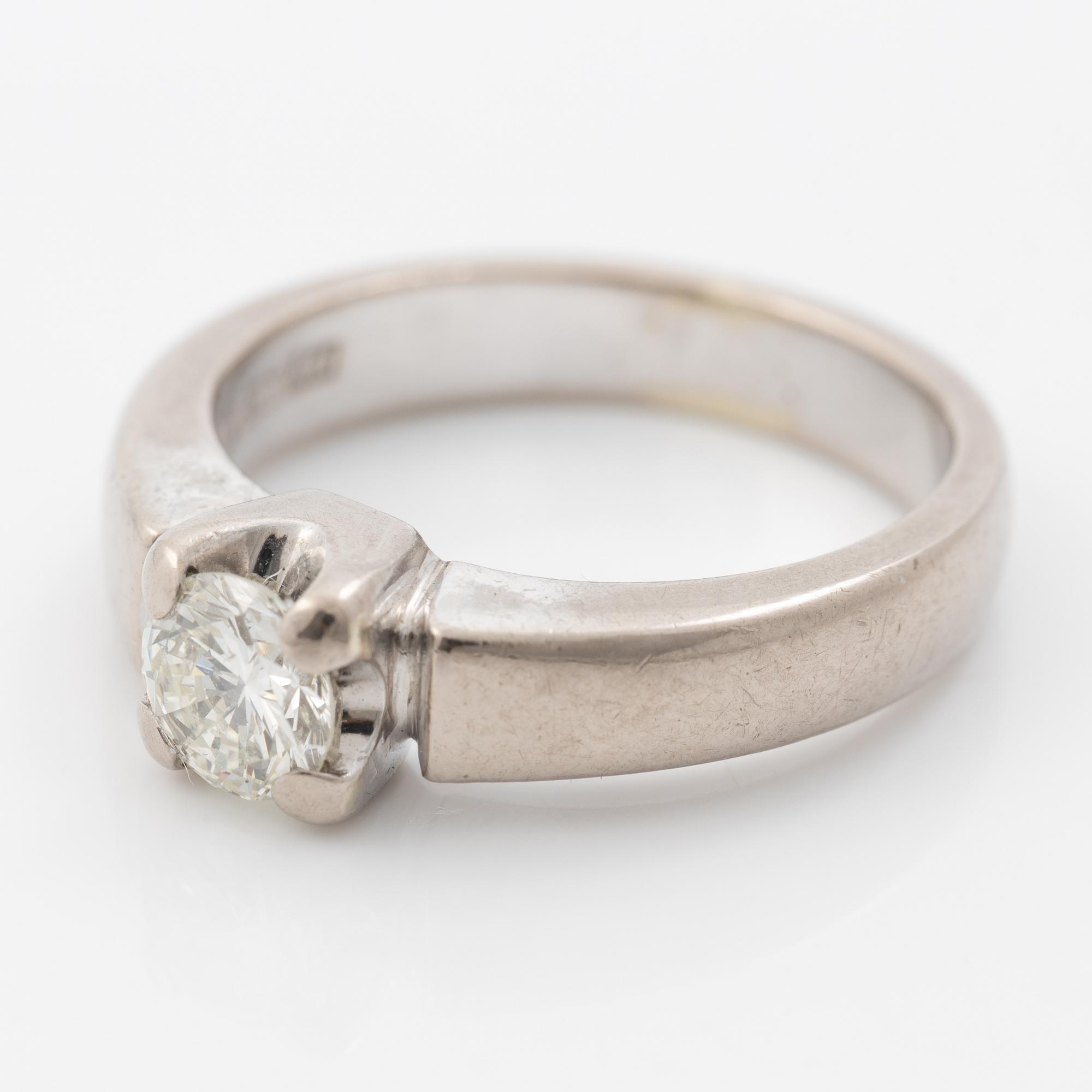 Ring, 18K white gold, with a brilliant-cut diamond of 0.56 ct according to engraving.
