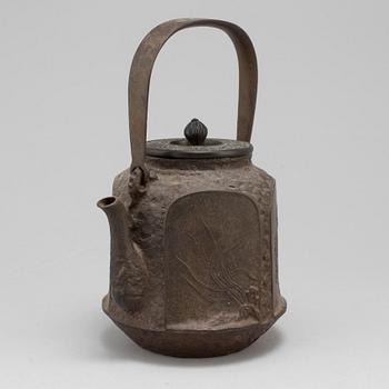 TEKANNA med LOCK, järn. Japan, Meiji (1868-1912).