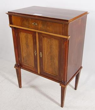 SKÅP/BARSKÅP. Karl Johanstil, 1800-tal.