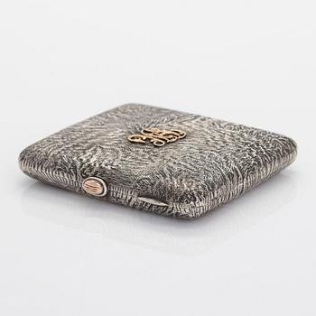 Savukekotelo, hopea, samorodok-tekniikka, Turku 1947 sekä nuuskapurkin kansi, ruotsalaiset leimat 1987.