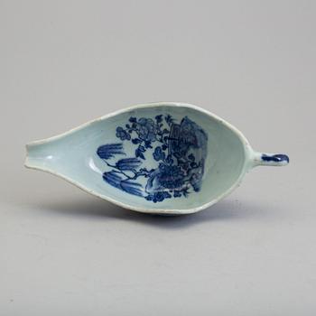 A blue and white export porcelain saucer, Qing dynasty, Qianlong (1736-95).