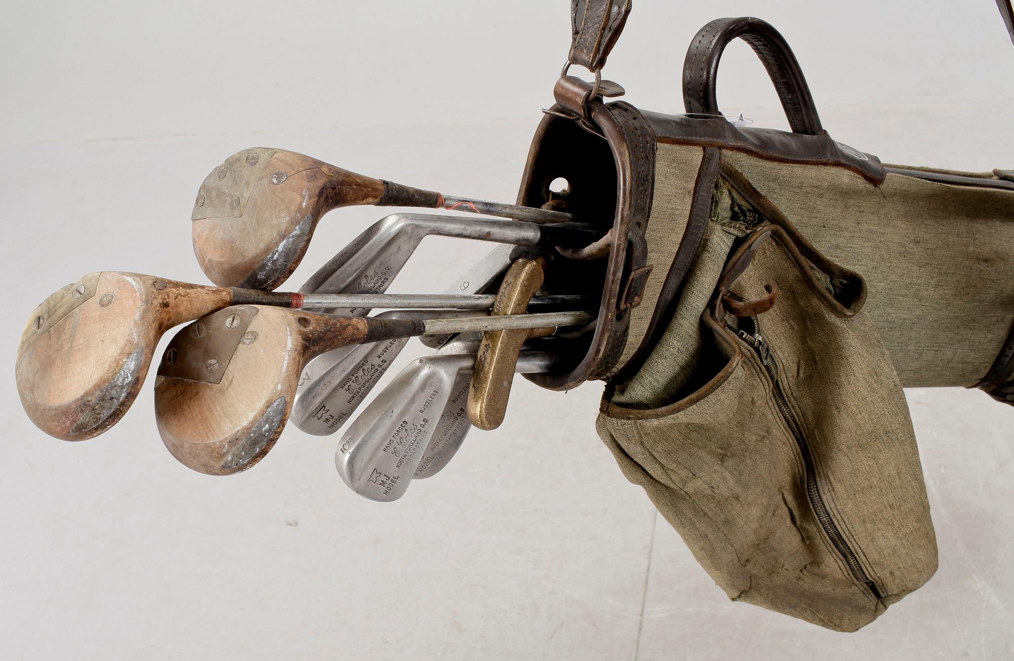 GOLFKLUBBOR, 10 st, i bag, 1900-tal.