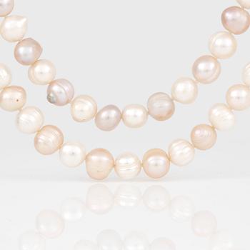COLLIER, 2 st, odlade vita och rosa sötvattenpärlor.