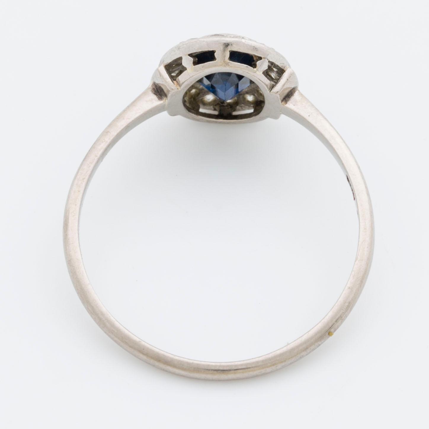 RING, 18K vitguld fasettslipad safir samt 8/8 slipade diamanter ca 0,10 ct, Strömdahl Stockholm.