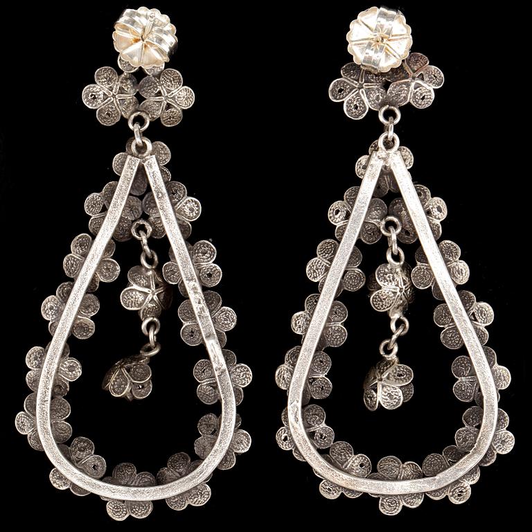 ÖRHÄNGEN, ett par, silver och sötvattenspärlor, Yvone Christa, New York 2011/12.