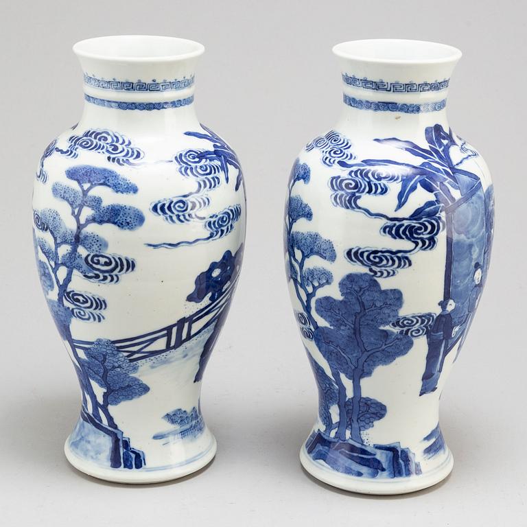 A pair of blue and white vases, Qing dynasty, 19th Century.