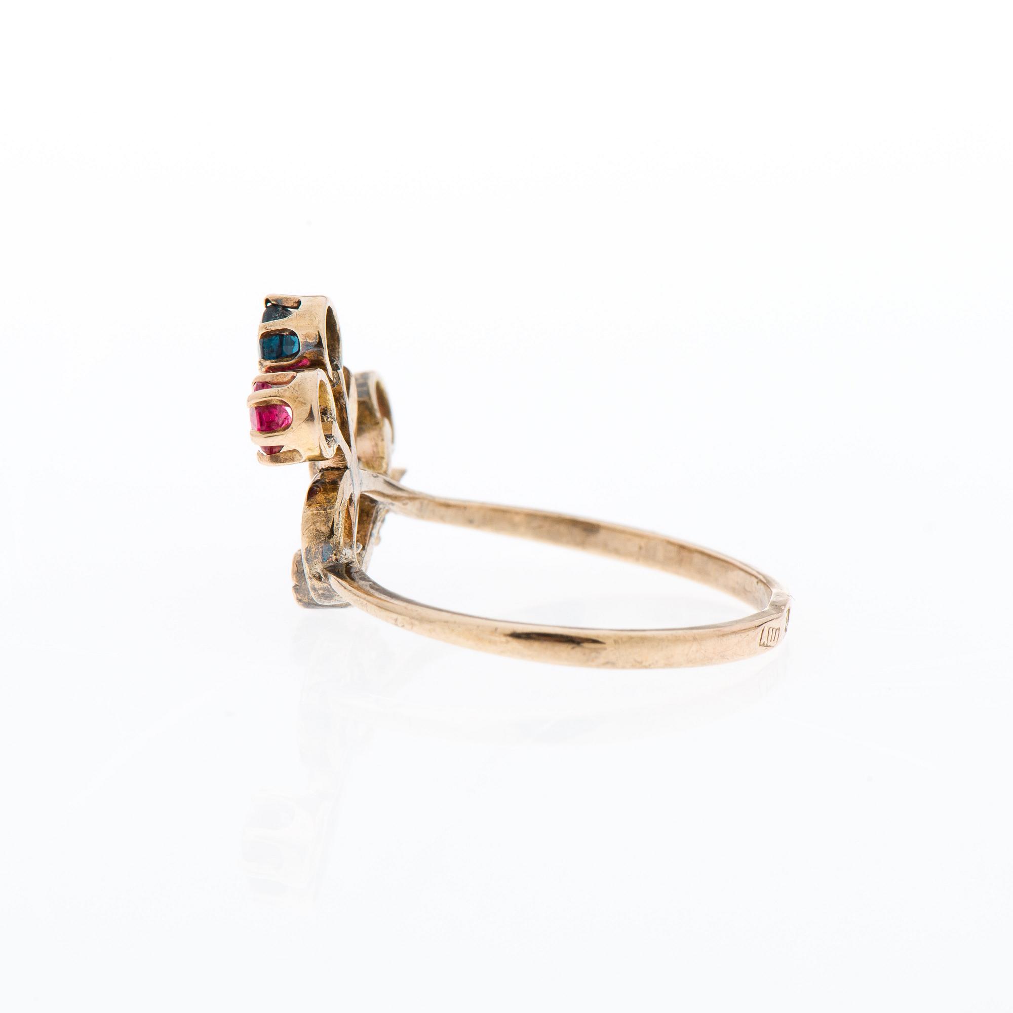 RING, 14K (56) guld, diamant, rubiner, safirer. Moskva 1907-1917.