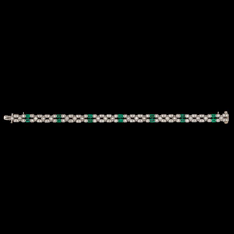 An emerald and brilliant-cut diamond bracelet. Total carat weight of diamonds circa 3.40 cts.