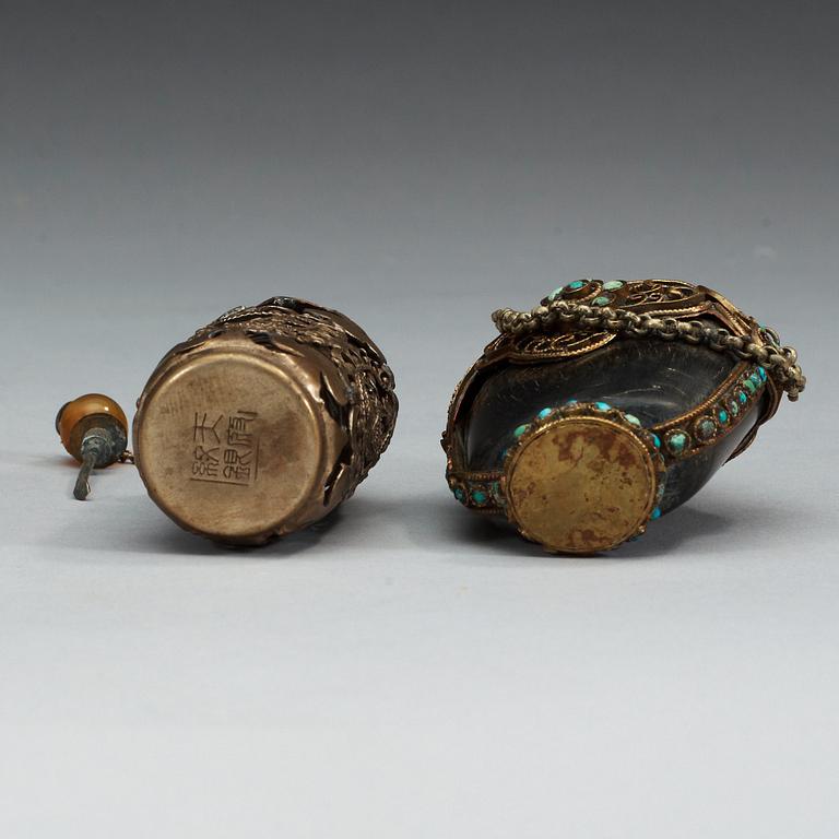 SNUSFLASKOR, två stycken, metall och stenar. Qing dynastin, sent 1800-tal.