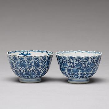 Six (2+2+2) blue and white cups with five (2+2+1) dishes, Qing dynasty, Kangxi (1662-1722).