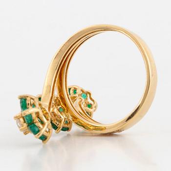 RING, med smaragder och briljantslipade diamanter.