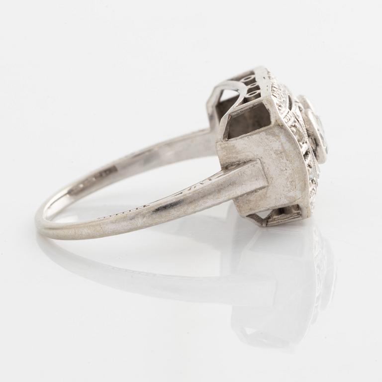 Ring med två briljantslipade diamanter.