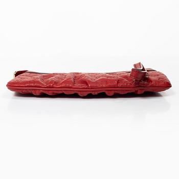 Gucci, The translation of "clutch" to English is "clutch.".