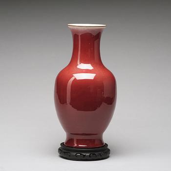 A red glazed vase, late Qing dynasty/early 20th Century.