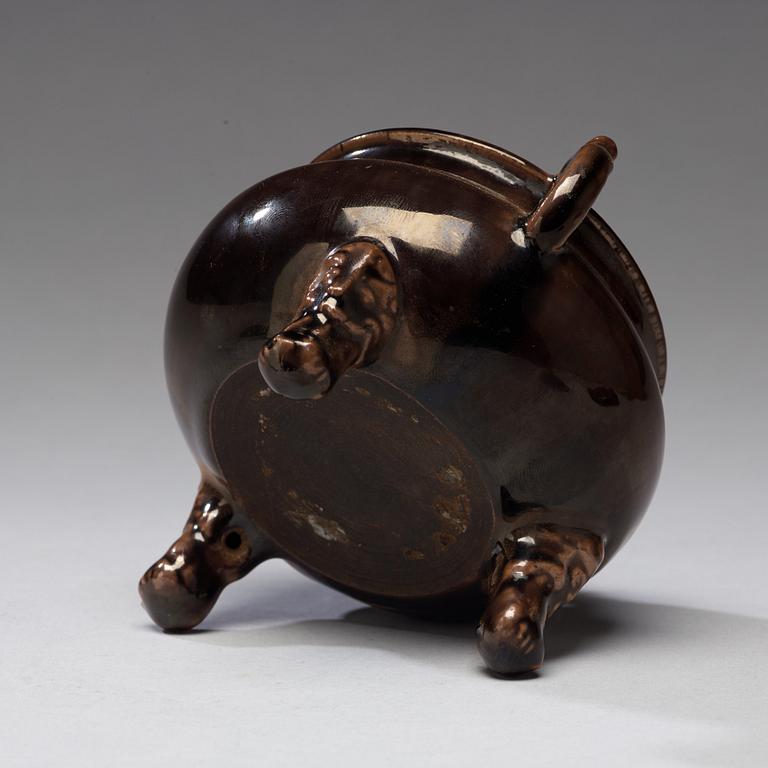 A brownish black-glazed censer, Qing dynasty (1644-1912).