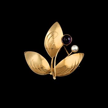 BROSCH, 18k guld med odlad pärla samt cabochonslipad ametist, Stigbert för Heribert Engelbert, Stockholm, 1956. Vikt 5 g.