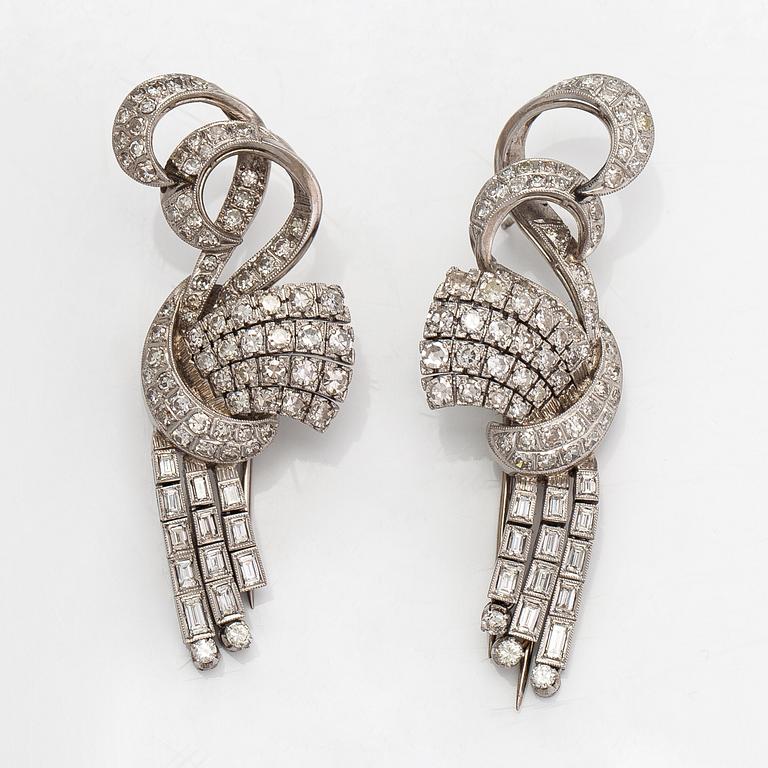 A pair of platina palladium earrings/brooches with dimaonds ca. 3.80 ct in total.